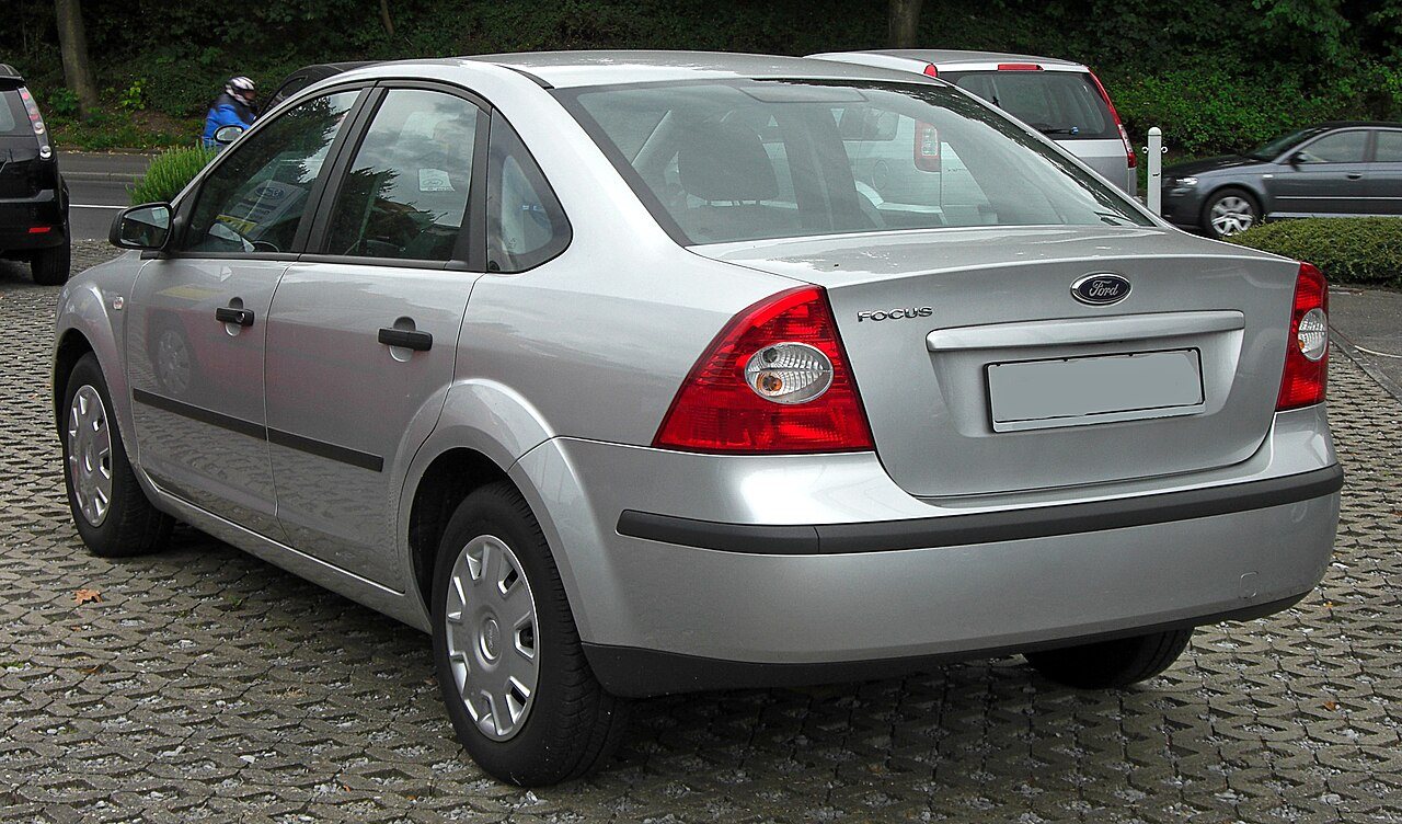 Ford Focus Mk II notchback antes del restyling, vista trasera