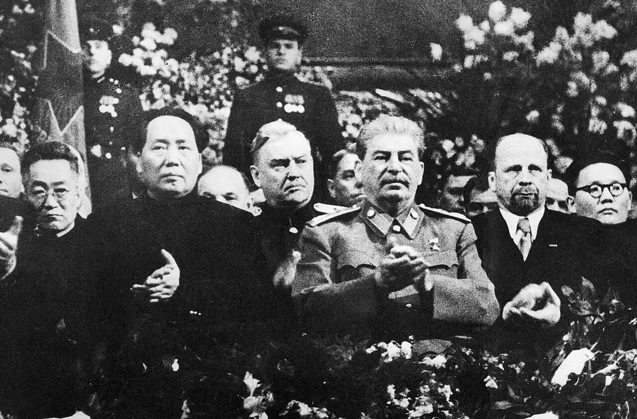 Iósif Stalin (tercero por la derecha) presidiendo una ceremonia por su 71.º cumpleaños, unos años antes de su muerte