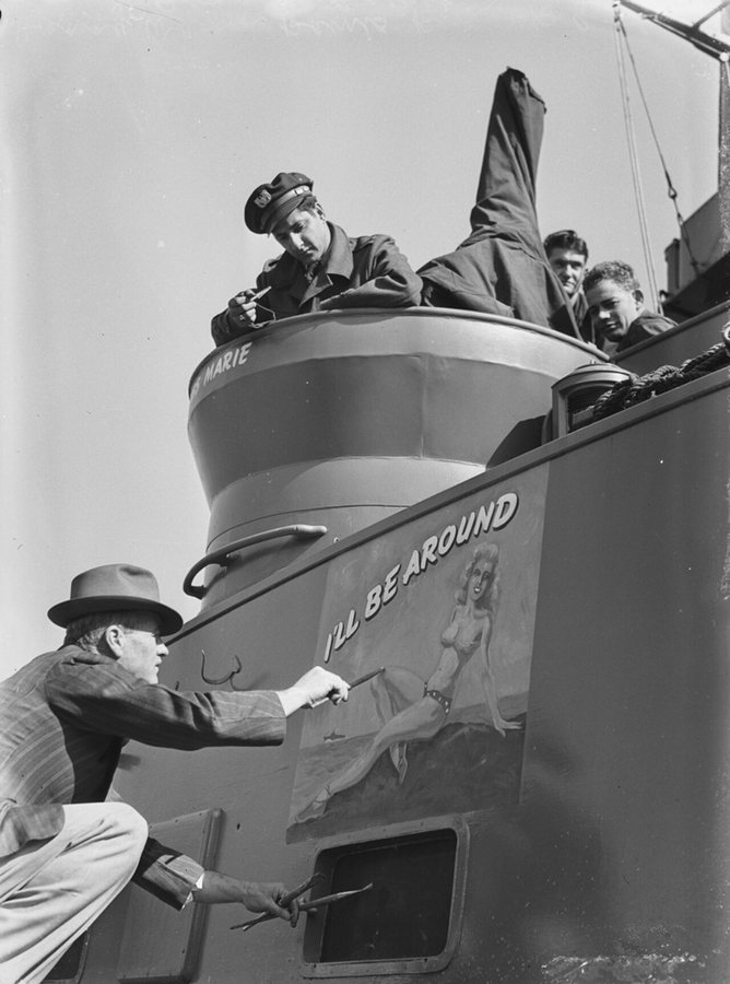 Harry Wann maluje pin-up girl na kutrze PT, Australia, 1944