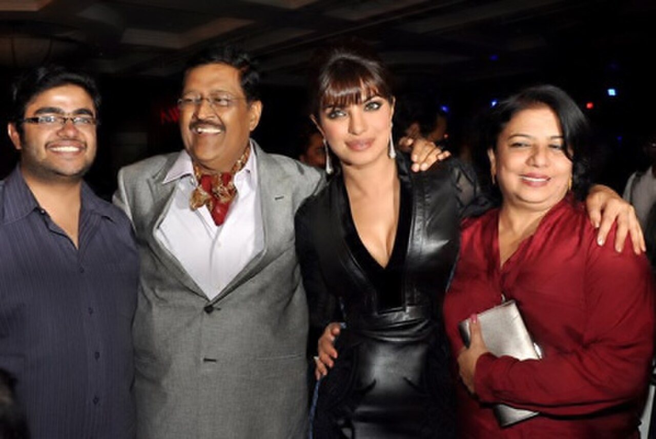 Chopra con sus padres y su hermano en 2012