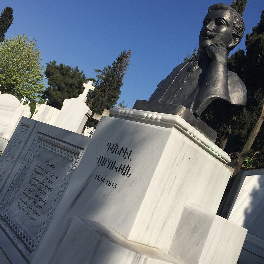 El monumento conmemorativo de Daniel Varoujan en el cementerio armenio de Şişli en Estambul