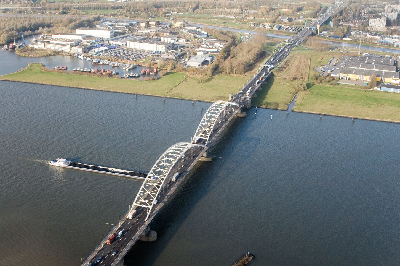 Merwedebrug A27 blijft verboden voor vrachtwagens terwijl nieuwe brug wordt gebouwd