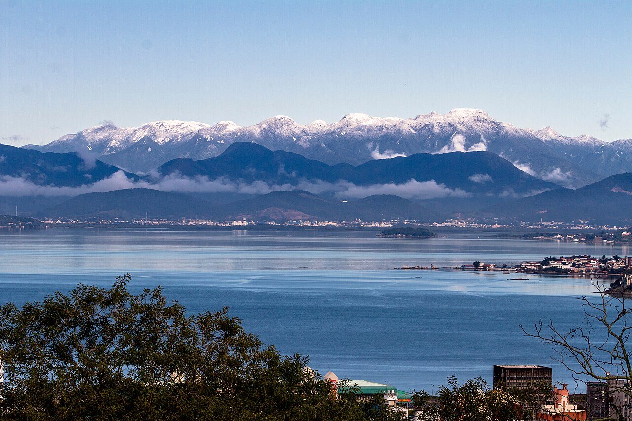 Collina di Cambirela con neve, vista della collina di Morro da Cruz, Daniel Queiroz, 23 luglio 2013
