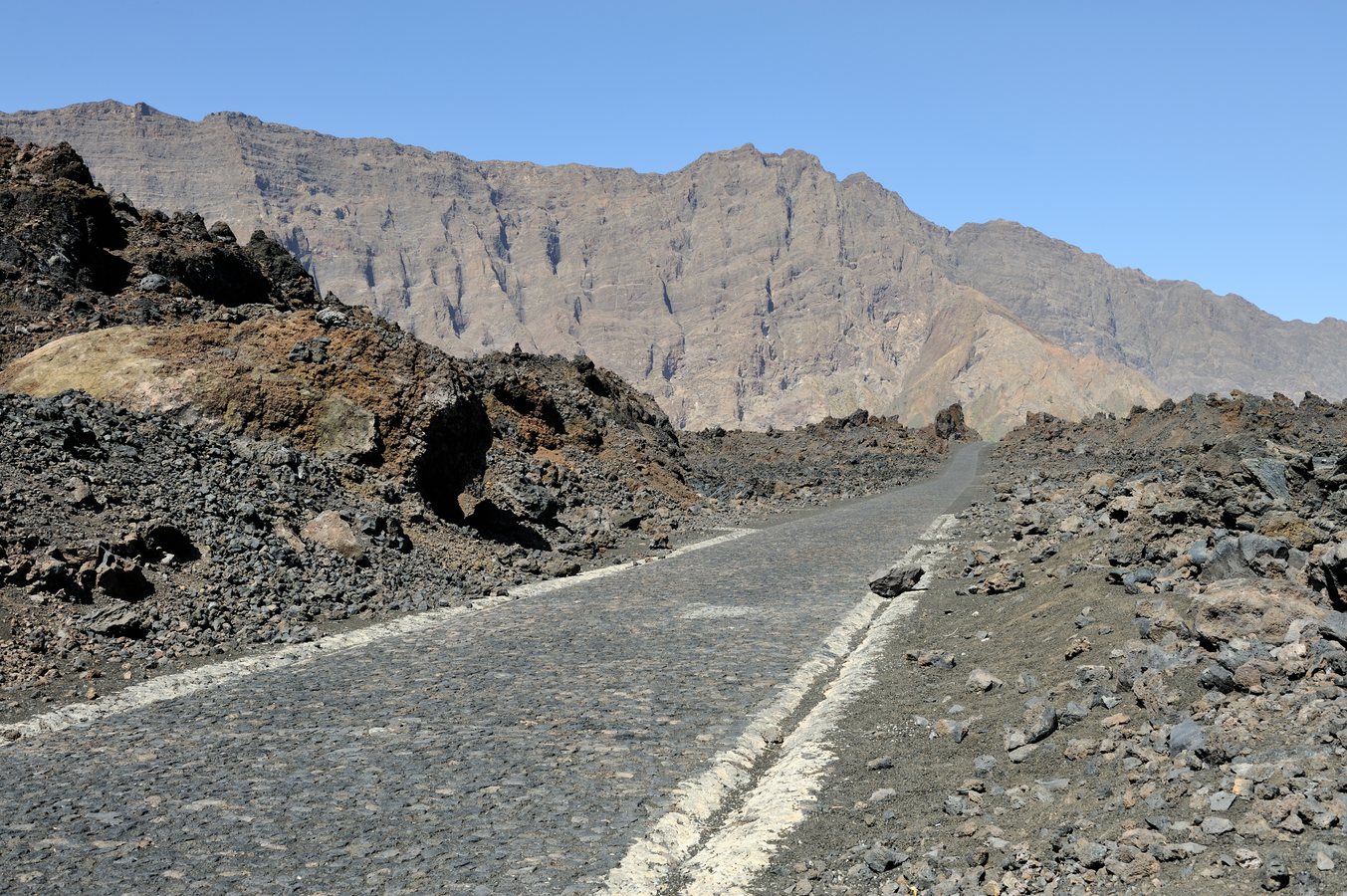 Cabo Verde llora a 25 víctimas de un accidente de autobús en Fogo