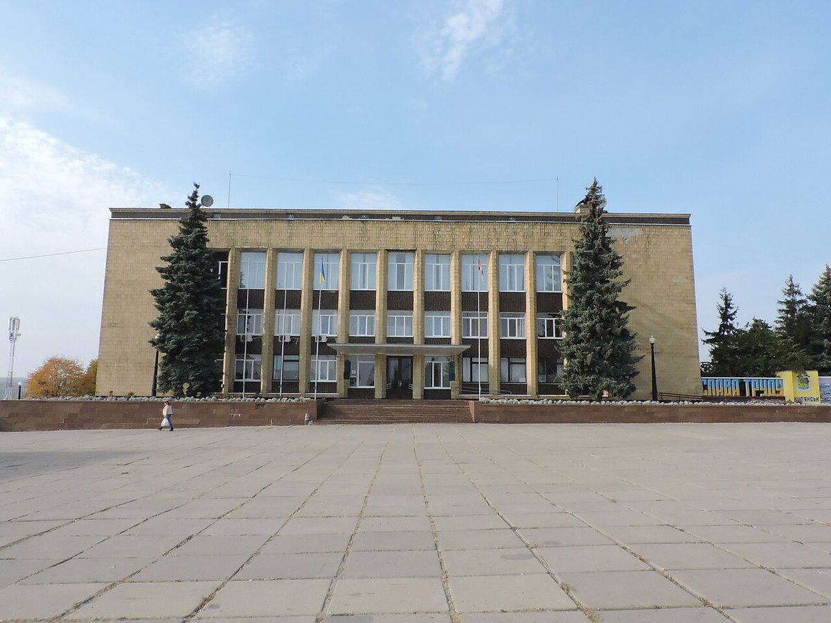 Verwaltungsgebäude des Rajons Kupjansk und des Stadtrats von Kupjansk, Oktober 2018