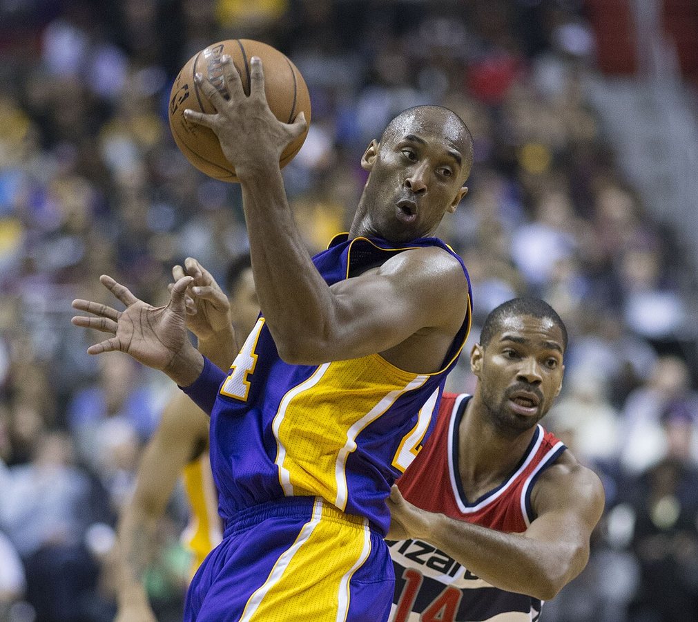 Bryant w meczu przeciwko Garyemu Nealowi z Washington Wizards w 2015 roku, po ogłoszeniu zbliżającego się zakończenia kariery