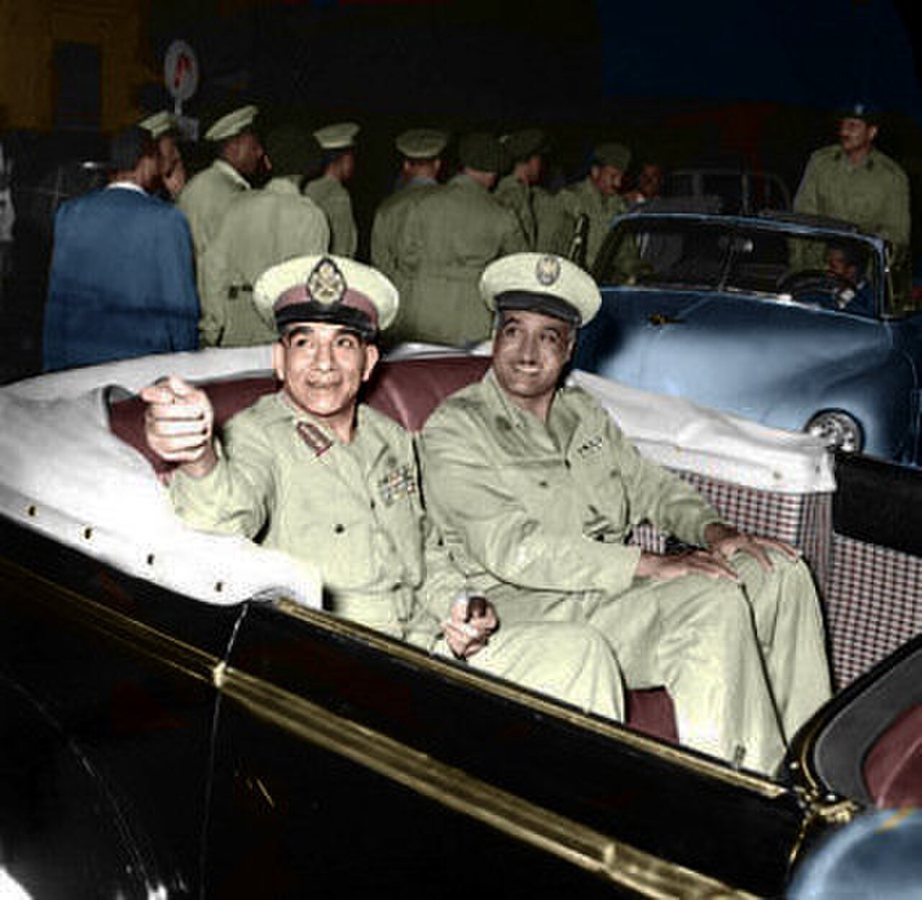 Gamal Abdel Nasser (derecha) y Mohamed Naguib (izquierda) durante las celebraciones del segundo aniversario de la revolución egipcia de 1952, julio de 1954