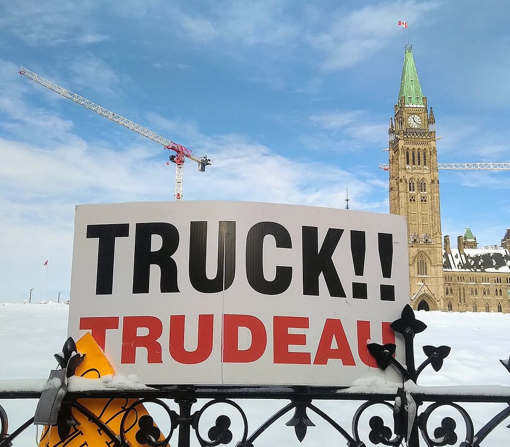 Un cartello di protesta sulla recinzione di Parliament Hill durante la protesta dei camionisti canadesi, gennaio 2022