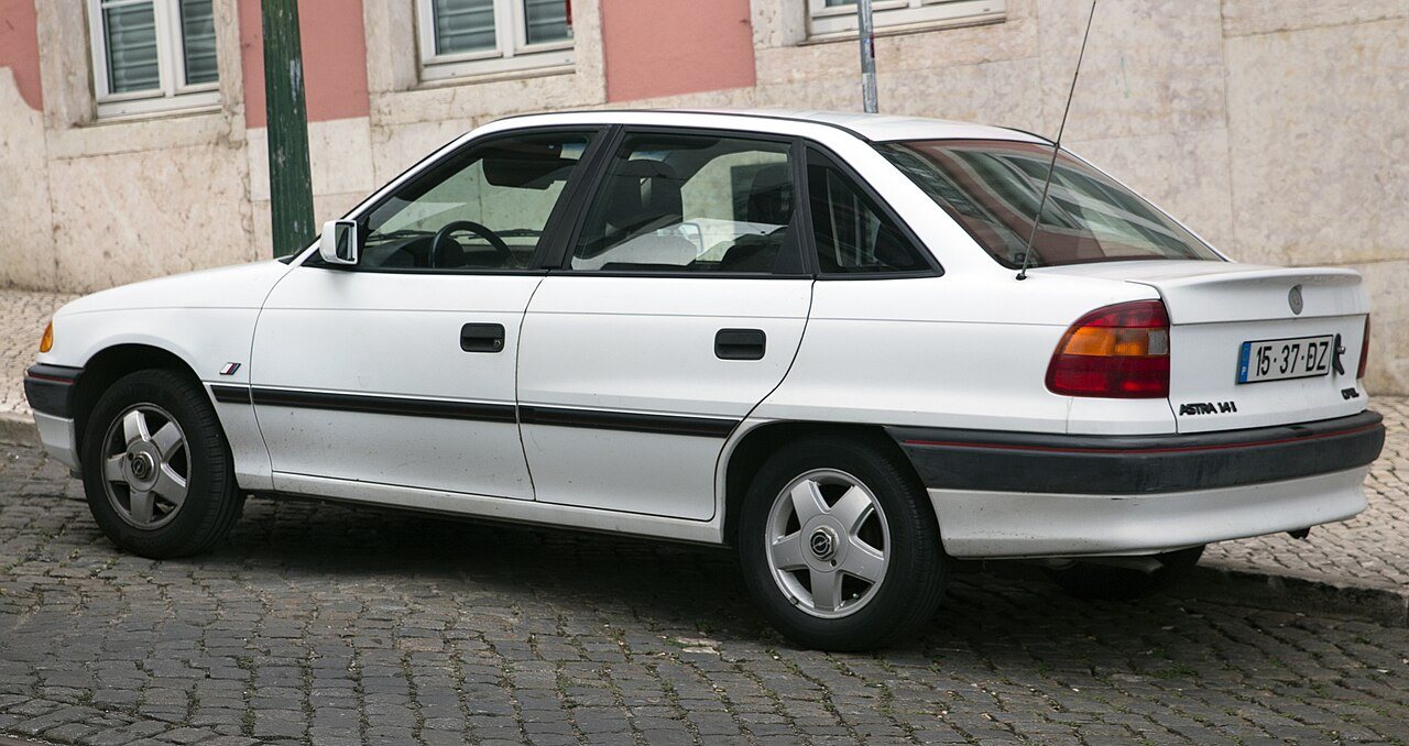 Opel Astra 1.4i Sportive de 1994, vista trasera izquierda en Portugal
