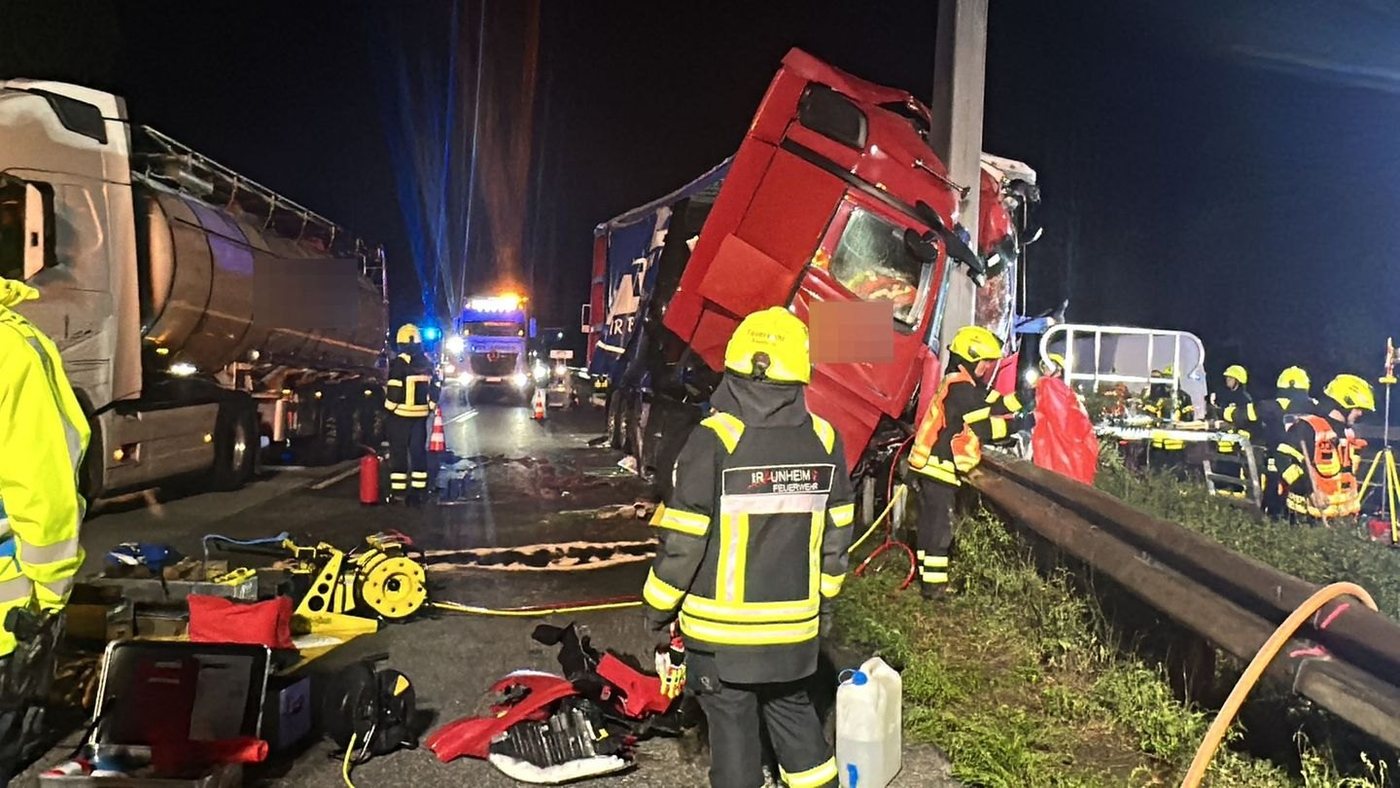 Ermittlungen laufen: Sattelzug durchbricht Leitplanke – Fahrer tot