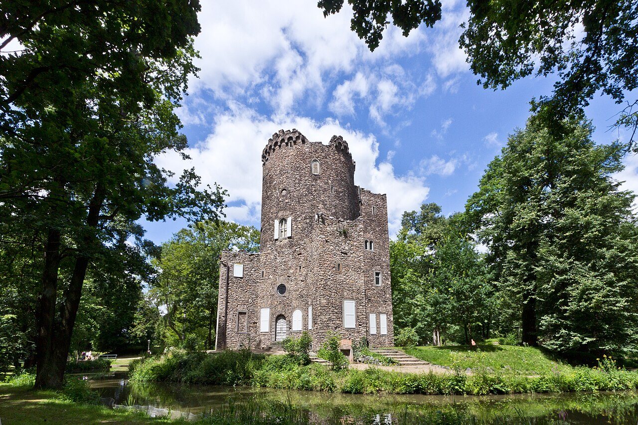 Um castelo em ruínas construído pelo príncipe Carlos de Hesse-Kassel no parque de Wilhelmsbad, local do último convento da Estrita Observância.