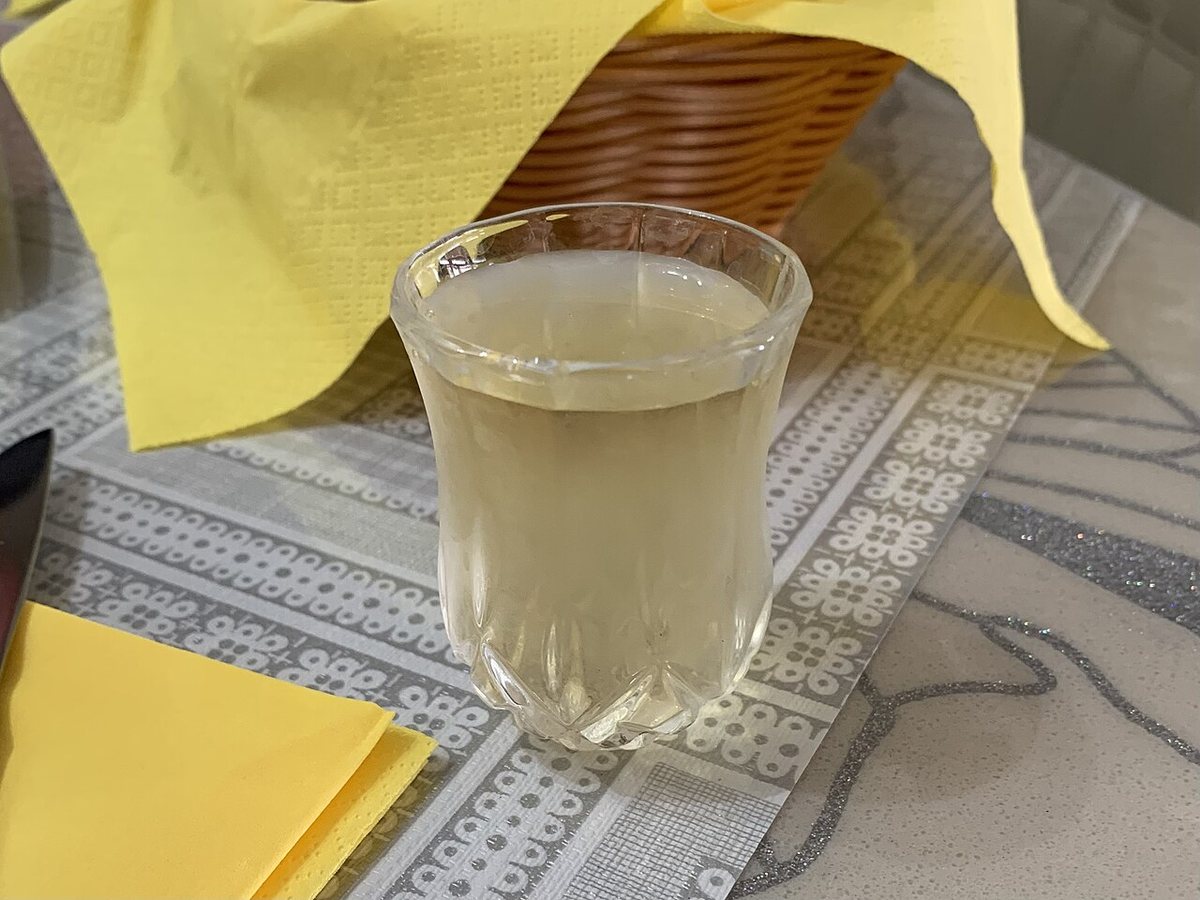 Țuică, il distillato di prugne romeno che sale nelle ricerche