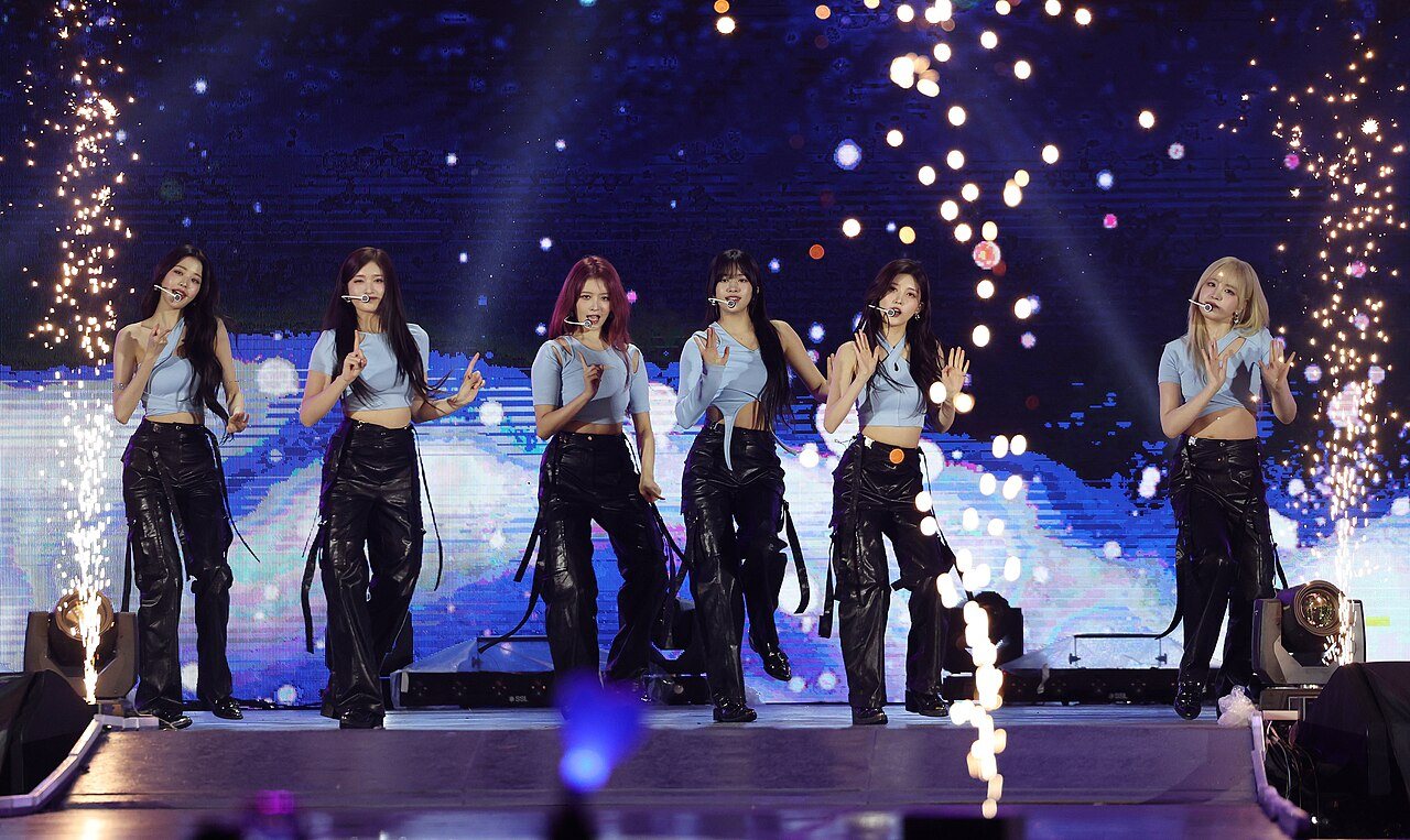 Ive apresentando "I Am" no K-pop Super Live Concert do World Scout Jamboree de 2023