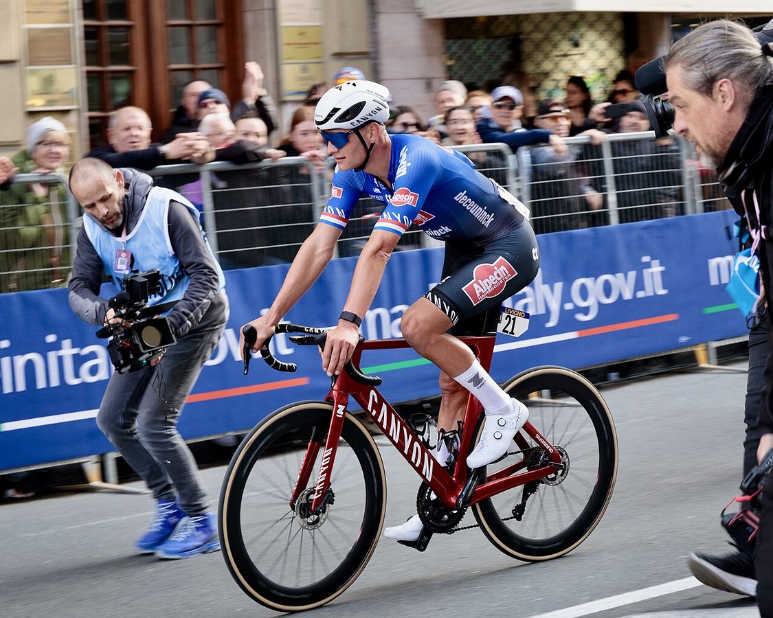 Van der Poel dopo la vittoria alla Milano–Sanremo 2023
