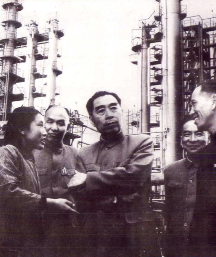 Zhou (Mitte) und Zhang Zhongliang, damals Vorsitzender der Provinz Gansu (zweiter von links), bei der Besichtigung der Ölraffinerie Lanzhou, 14. Oktober 1959
