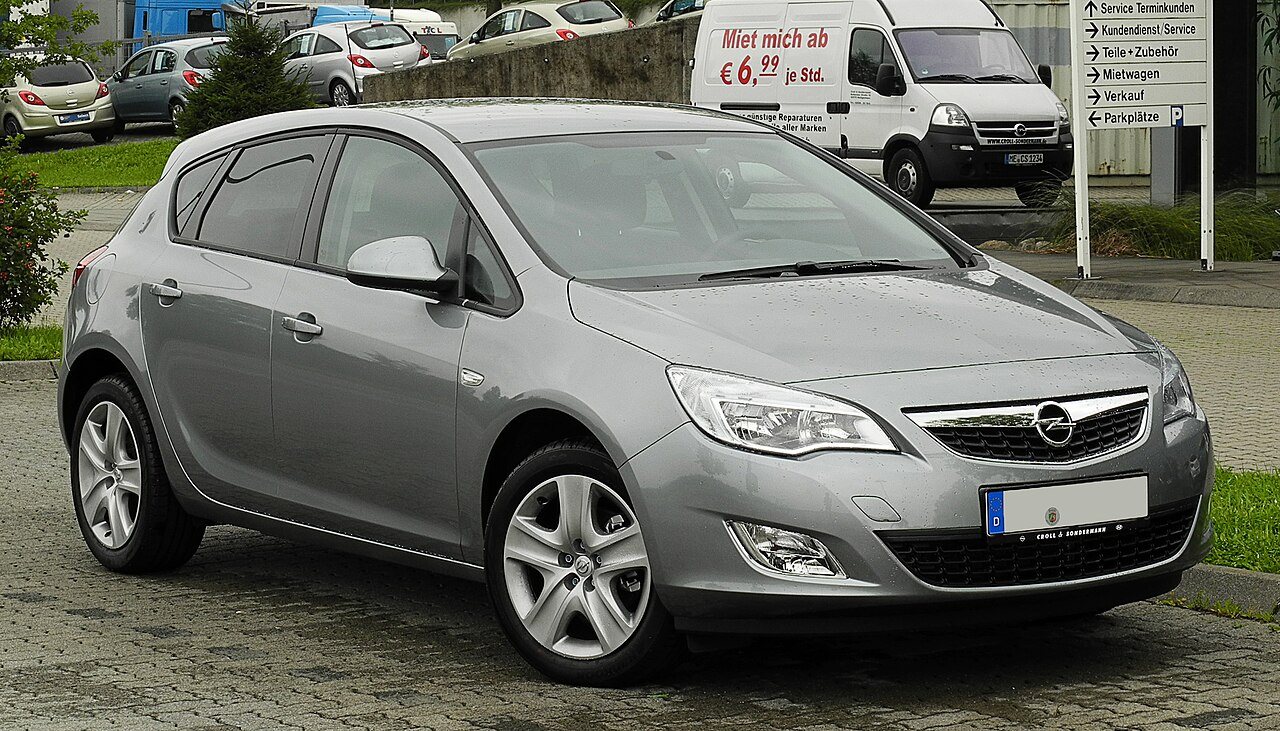 Opel Astra Design Edition J, vista frontal, agosto de 2011, Heiligenhaus