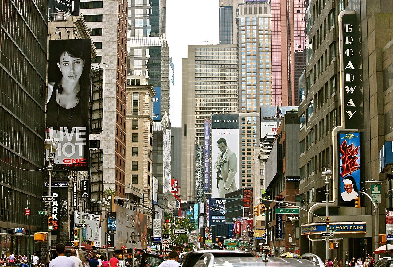 Um outdoor da marca de roupas Sean John é visível à distância na Broadway, em 2011.