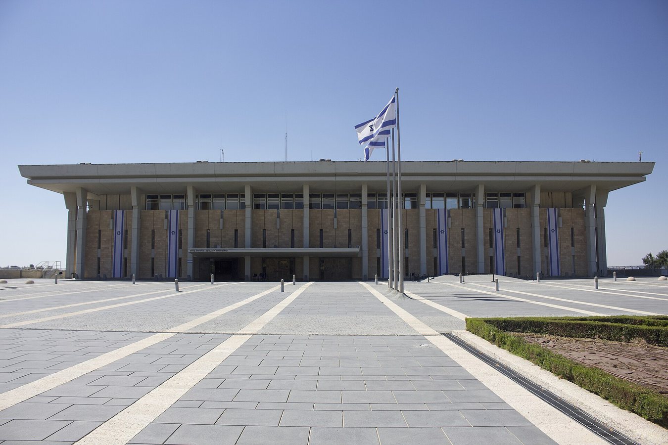 Israelisk politiker slog sönder monument med slägga
