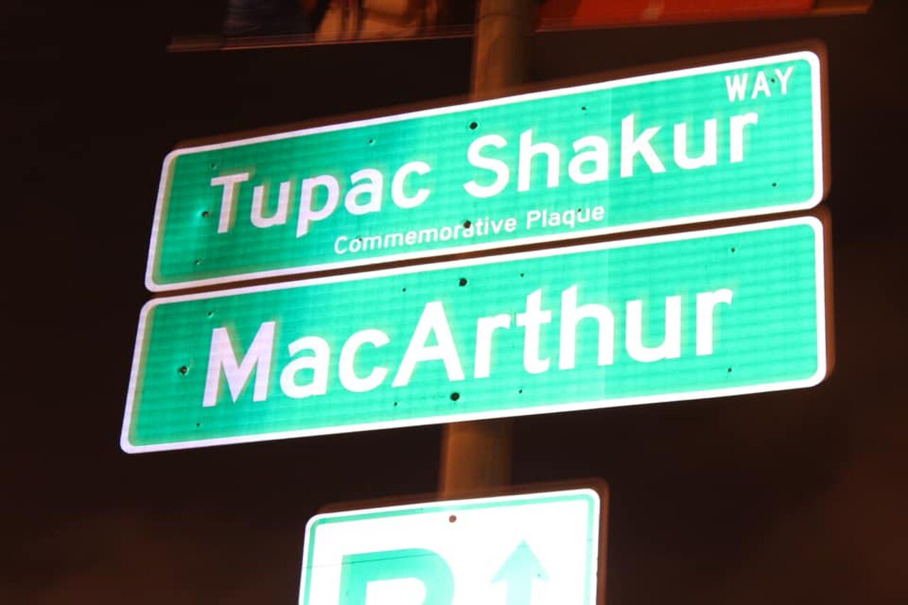 Trecho da MacArthur Boulevard denominado Tupac Shakur Way