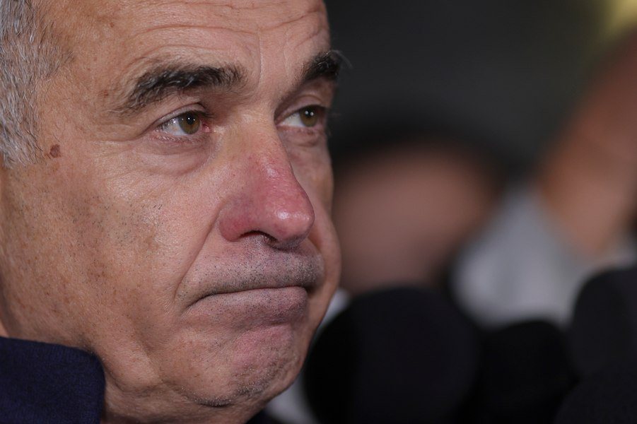 Călin Georgescu, refuzat de patronul unei fabrici de mobilă pentru o vizită într-un turneu ploitic. „Nu înțelegem de ce suntem prinși în acest program”