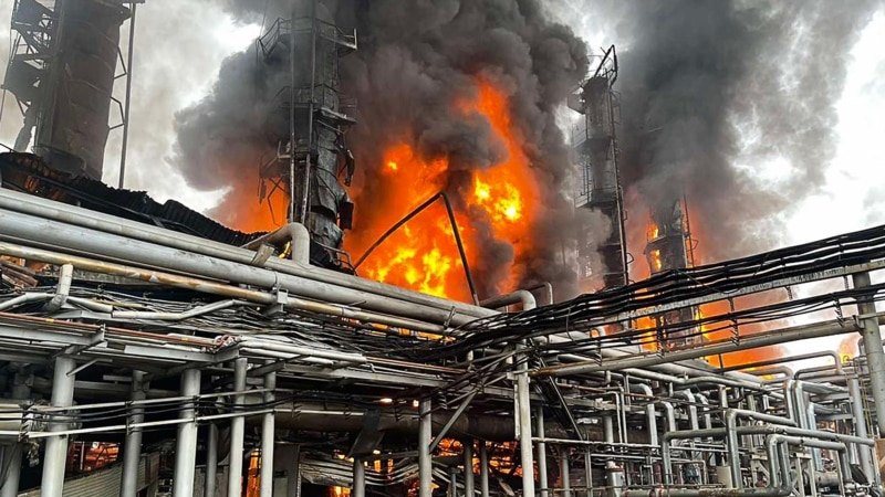 Дрони вперше атакували в Росії Новий Уренгой, пожежа палає за 2800 км від кордону України