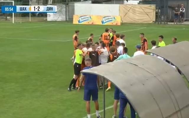 Футболісти Динамо та Шахтаря влаштували масову бійку