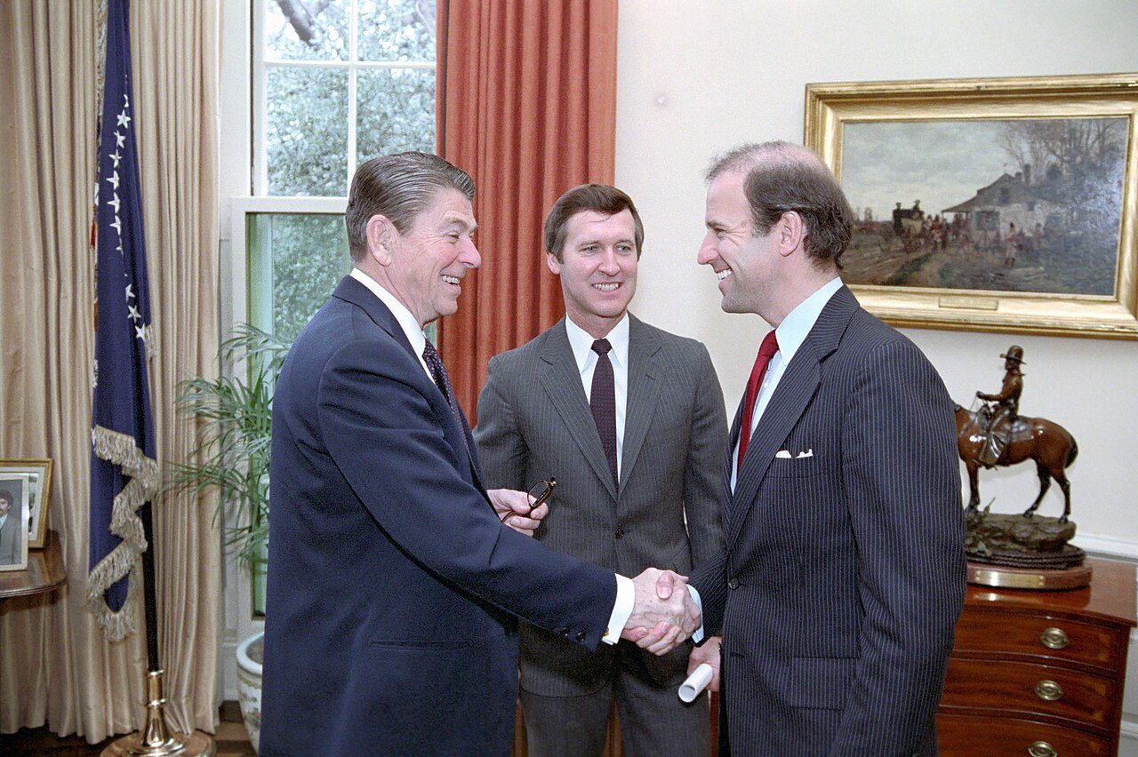 Biden wita się za rękę z prezydentem Ronaldem Reaganem w 1984 roku