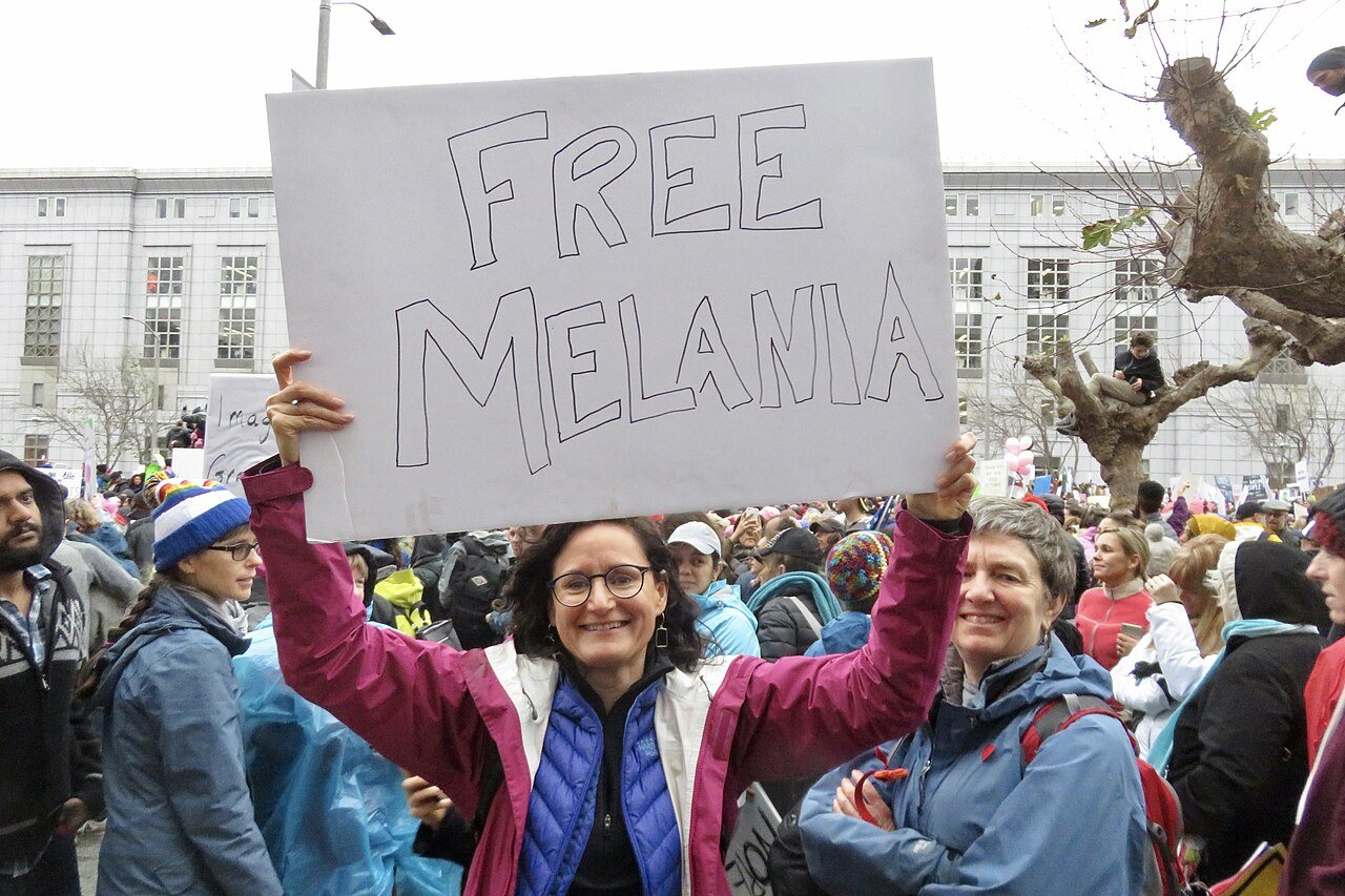 Une manifestante de la Women's March de 2017 brandissant une pancarte « Free Melania »