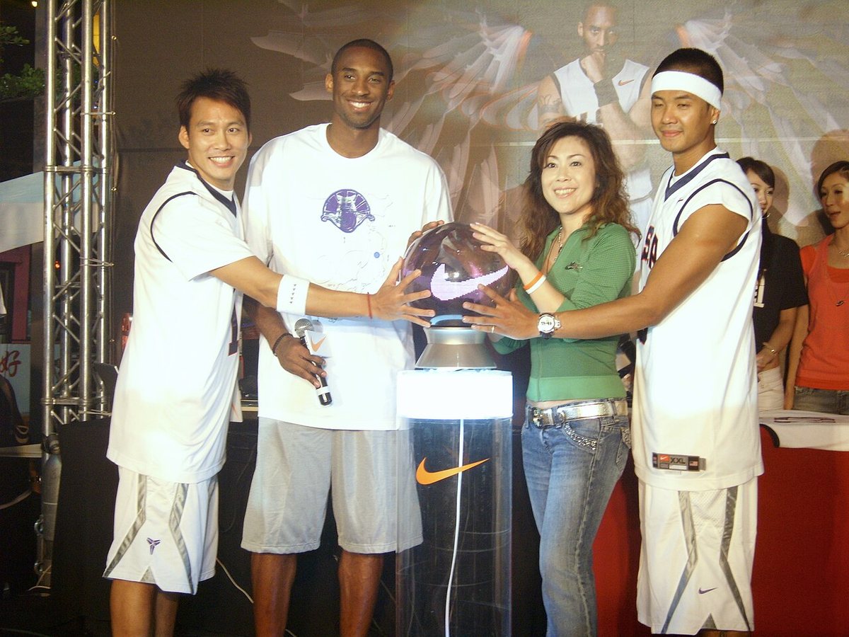 Bryant podczas uroczystości otwarcia sklepu Nike w Tajpei w 2007 roku