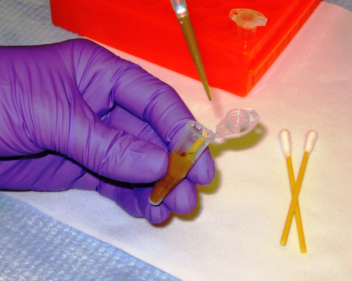 Onze misdaadreporter vraagt zich af hoe iemand met 9 bladzijden strafblad en 32 veroordelingen toch nog kan toeslaan: “Waarom geen DNA-staal van iedere gedetineerde?”