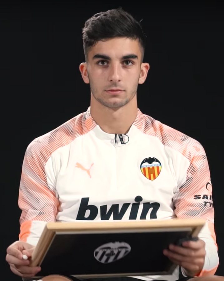 Torres jugando con el Valencia en 2020