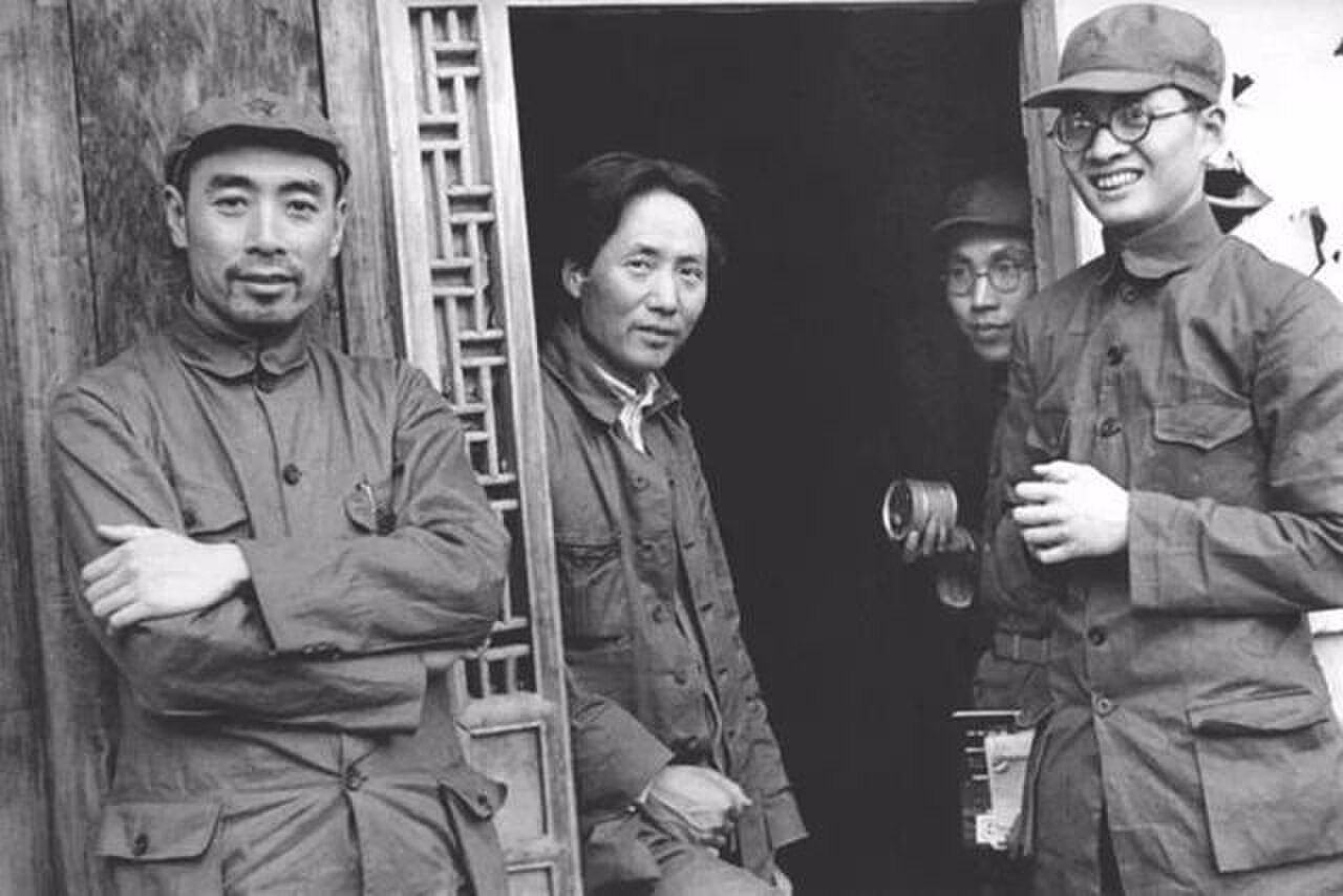 Zhou (ganz links) mit Mao Zedong (Mitte links) und Bo Gu (ganz rechts) in Yan’an (1935)