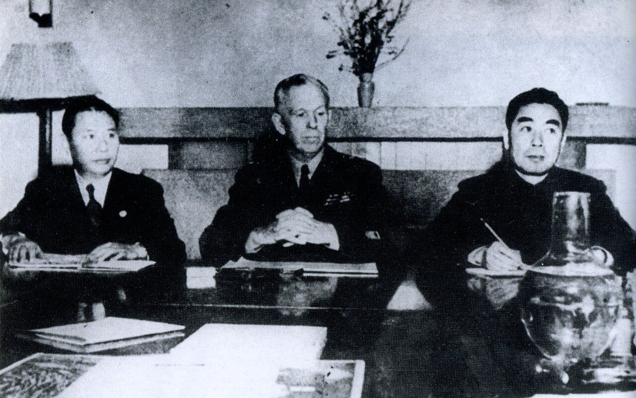 Die Marshall-Mission (1946), von links nach rechts: Zhang Qun, George C. Marshall, Zhou Enlai