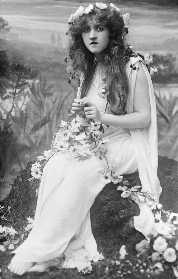 Il soprano Mignon Nevada nel ruolo di Ofelia nell'opera Amleto, intorno al 1910; la versione operistica concentra il dramma sulla situazione di Amleto e sui suoi effetti su Ofelia