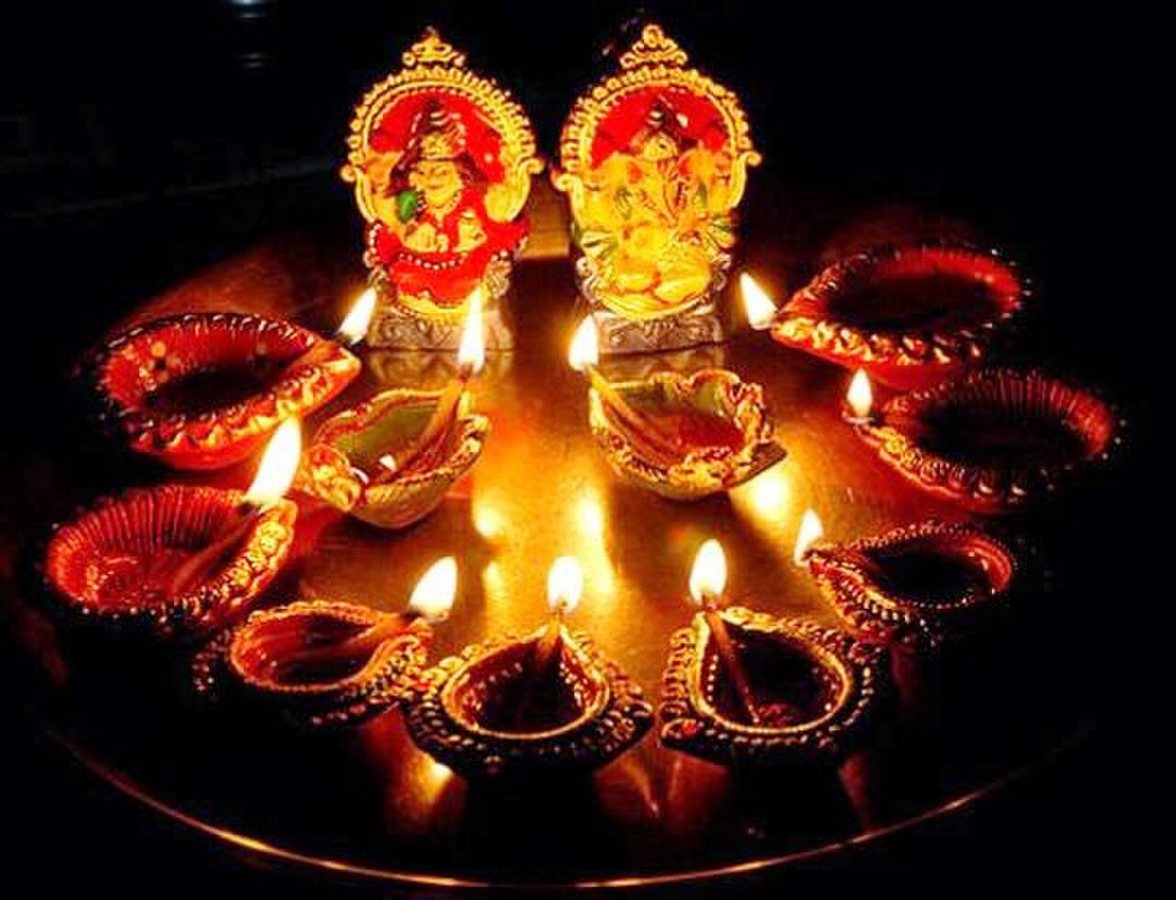 Obchody Diwali obejmują pudźę (modlitwy) do Lakszmi i Ganeszy, Lakszmi w tradycji wisznuizmu oraz Ganeszy w tradycji sziwaizmu hinduizmu