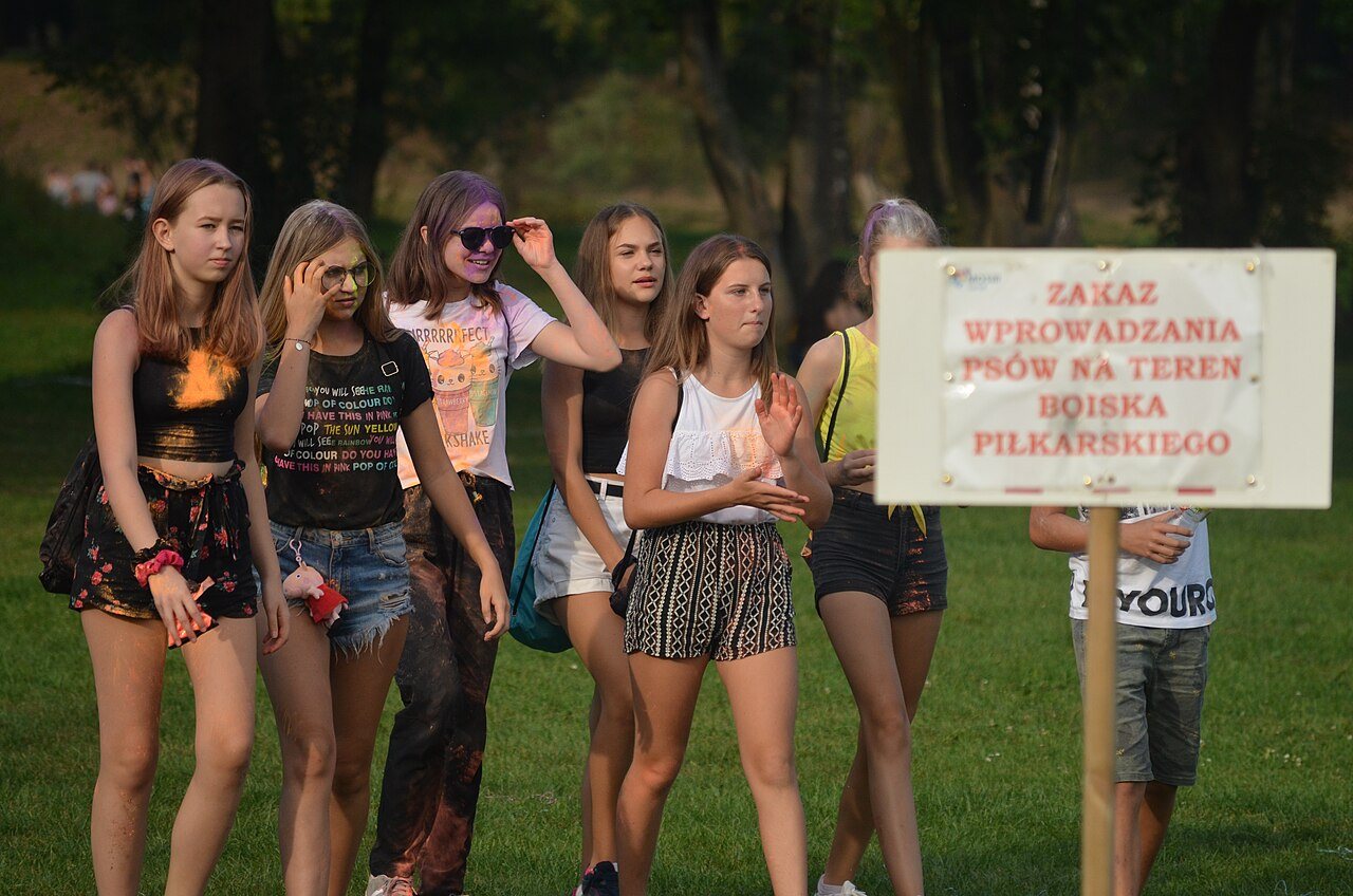 Einige Teenagermädchen genießen 2019 in Polen das Ende des Sommers. Der Beginn der Pubertät hat sich weltweit nach vorne verschoben.