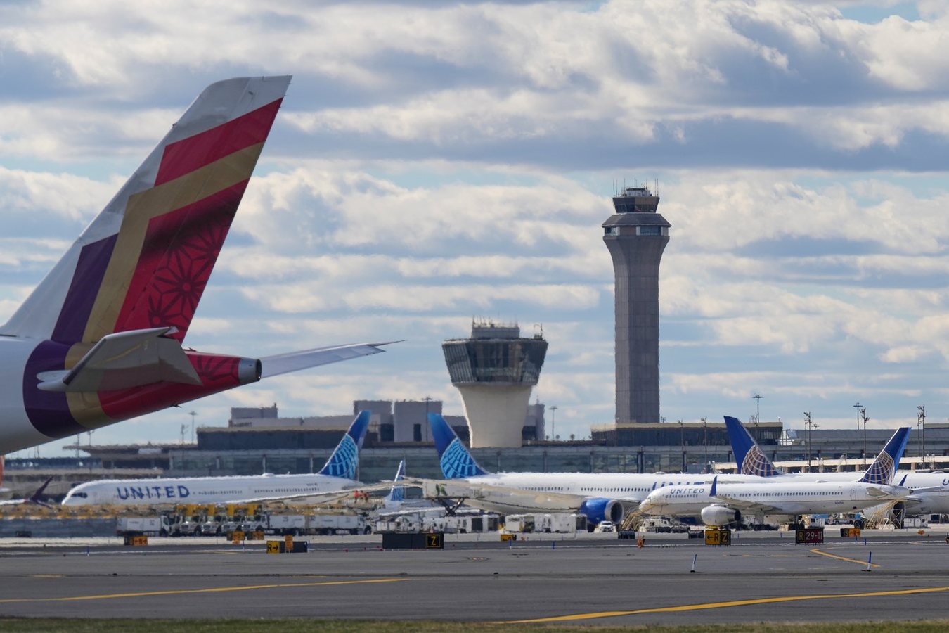 Circuit failure grounds flights at JFK, Newark and LaGuardia airports, wreaking havoc on US air travel