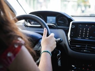 Utiliser son téléphone au volant entraînera désormais une suspension du permis dans toute la France