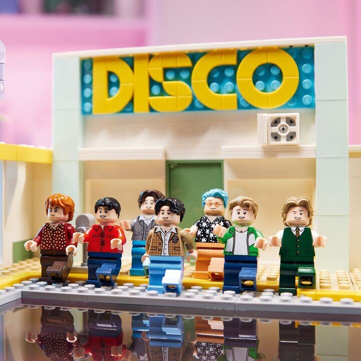 LEGO Ideas 21339 BTS Dynamite Set - Thumbnail 3