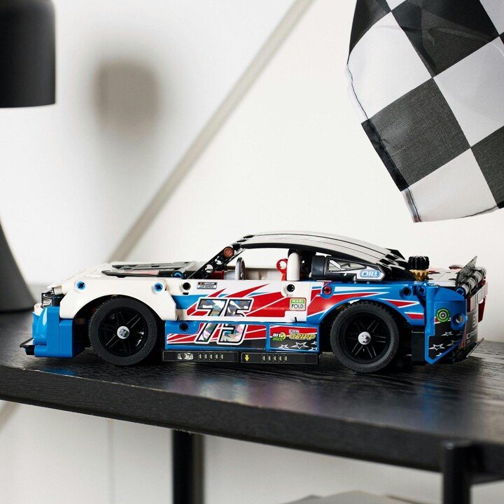 LEGO Technic 42153 NASCAR Next Gen Chevrolet Camaro ZL1 Set, 672 Pieces - Thumbnail 4