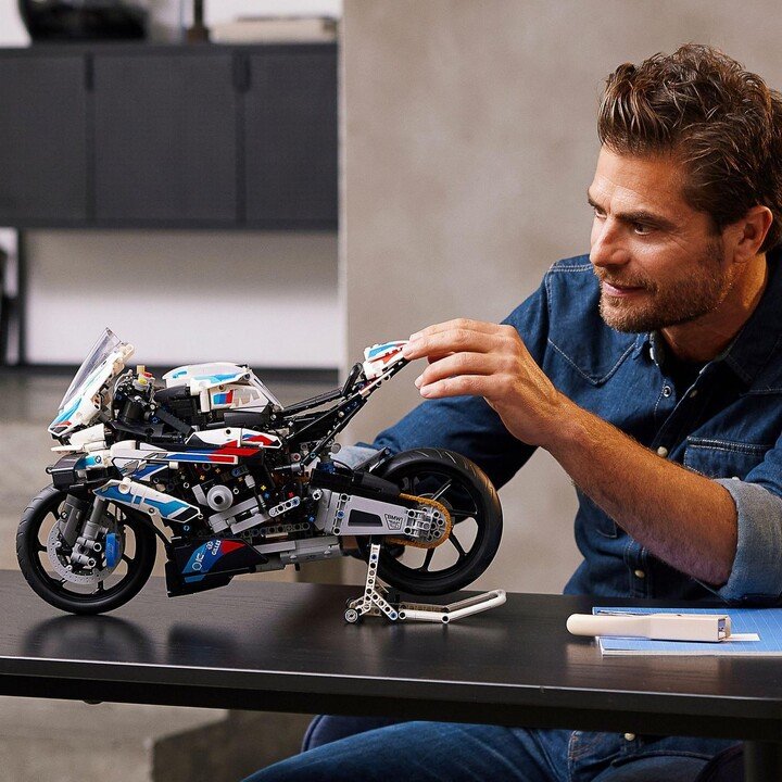 LEGO Technic 42130 BMW M 1000 RR, 1920 pieces - Thumbnail 3