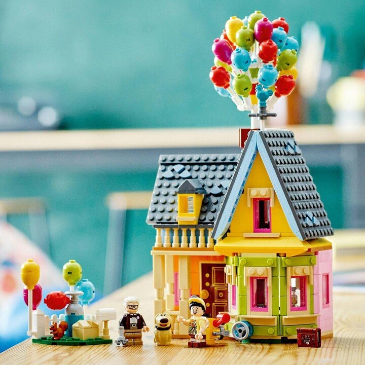 LEGO Disney 43217 House from the movie Up to the Clouds, 598 pieces - Thumbnail 5
