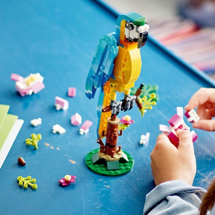 LEGO Creator 31136 Exotic parrot Set, 253 pieces - Thumbnail 8