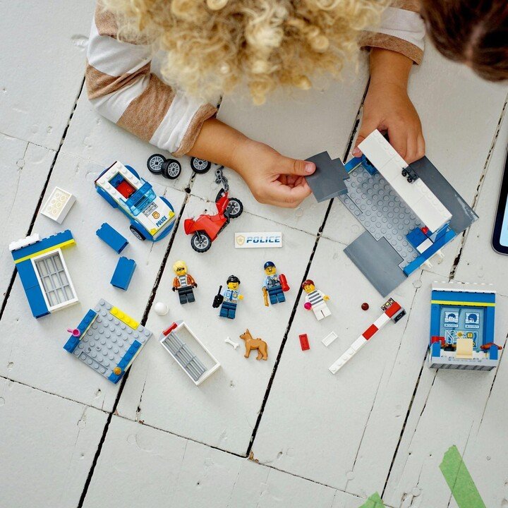 LEGO City 60370 Police Station Chase, 172 Pieces - Thumbnail 4