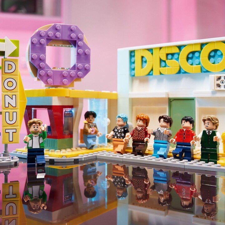 LEGO Ideas 21339 BTS Dynamite Set - Thumbnail 4