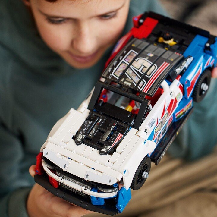 LEGO Technic 42153 NASCAR Next Gen Chevrolet Camaro ZL1 Set, 672 Pieces - Thumbnail 7