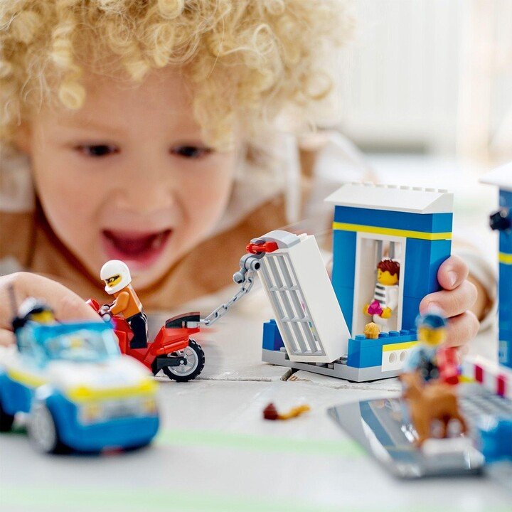 LEGO City 60370 Police Station Chase, 172 Pieces - Thumbnail 8
