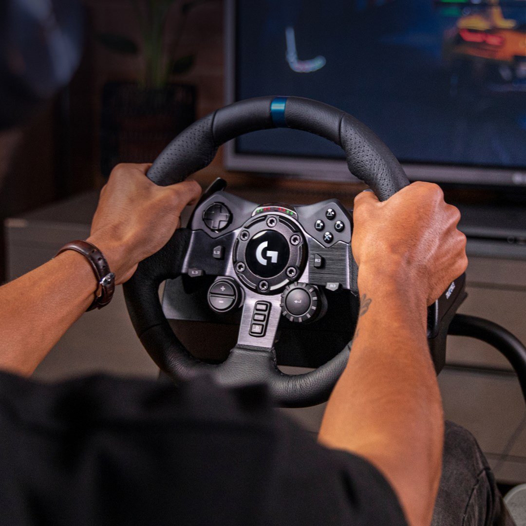 Logitech G G923 Racing Wheel and Pedals for PS5, PS4 & PC - Thumbnail 2