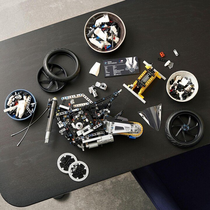 LEGO Technic 42130 BMW M 1000 RR, 1920 pieces - Thumbnail 4