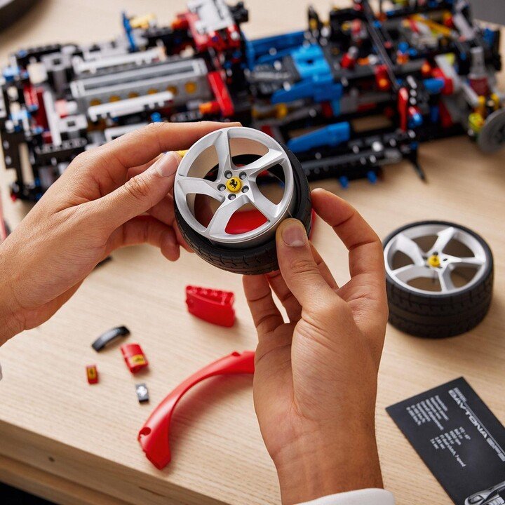 LEGO Technic 42143 Ferrari Daytona SP3 Set, 3778 Pieces - Thumbnail 8